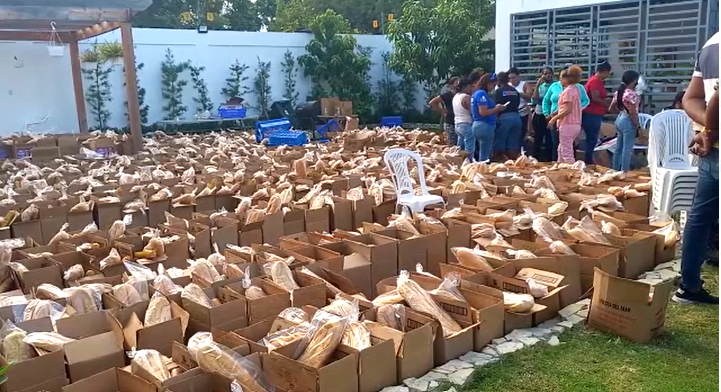 Diputado Tulio Jiménez repartió mas de 5 mil cajas navideñas en Haina