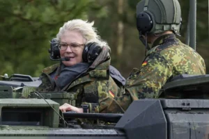 Renuncia la criticada ministra alemana de Defensa