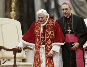 Publicarán libro del secretario personal de Benedicto XVI 