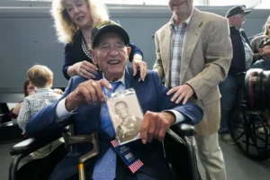 El superviviente más longevo de Pearl Harbor cumple 105 años 