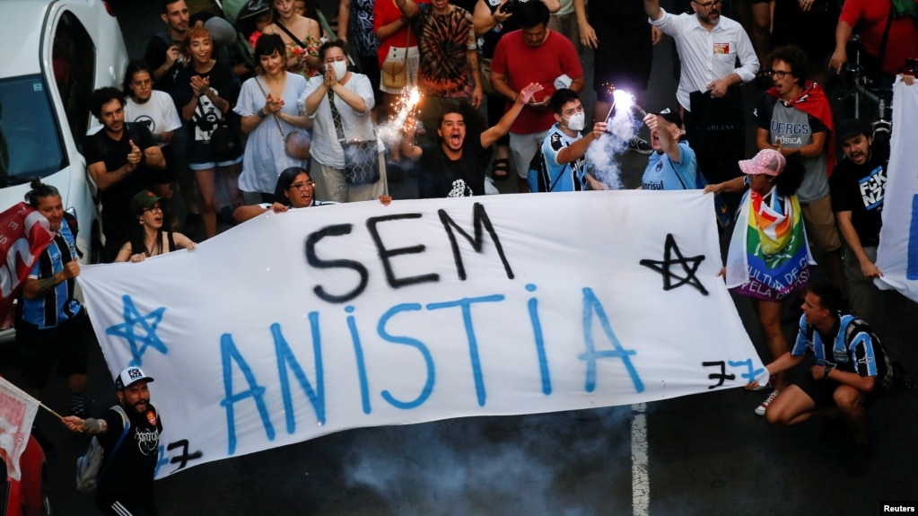 Brasileños piden cárcel para atacantes en Brasilia
