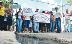 Residentes en comunidades de Santiago Oeste reclaman  arreglo de calles
