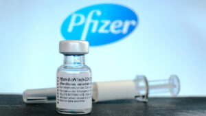 Reuters: China negocia con Pfizer para fabricar un medicamento anticovid genérico