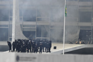 Policías antidisturbios accedieron este domingo al palacio presidencial de Planalto, sede del Gobierno de Brasil, que está tomado por cientos de seguidores radicales del expresidente Jair Bolsonaro, en Brasilia (Brasil). EFE/ Andre Borges