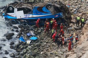 Al menos 20 muertos en el norte de Perú, tras caer un autobús por un precipicio