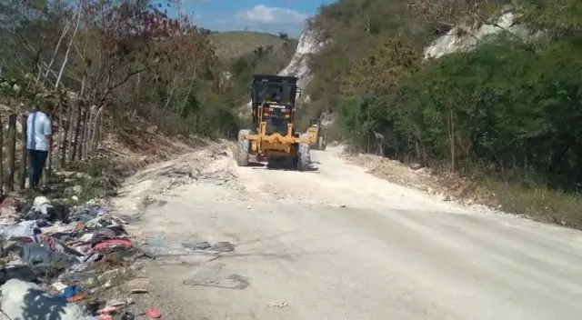 Dan mantenimiento a la carretera de Los Arroyos en Pedernales