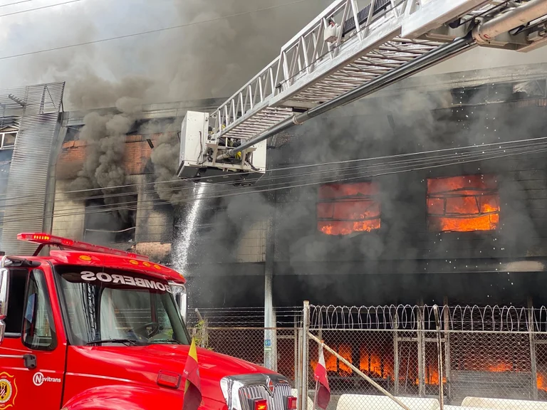Incendio en una fábrica de colchones en el occidente de Bogotá
