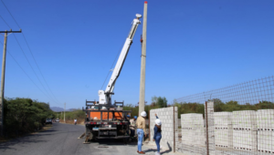 Edesur electrifica entrada de Cañafistol en Baní; trabajos impactarán a 8,000 personas 