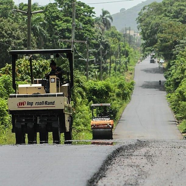 Funcionarios supervisan avances de la carretera Hato Mayor-Sabana de La Mar