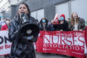 Continúa por tercer día la huelga de enfermeras en dos hospitales de Nueva York

