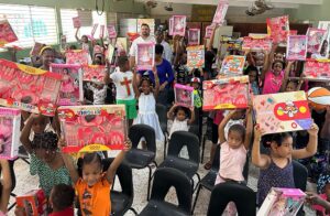 Entregan juguetes a niños de Haina y Nizao con motivo del Día de los Reyes