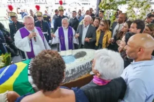Lula rinde homenaje a Pelé durante velatorio