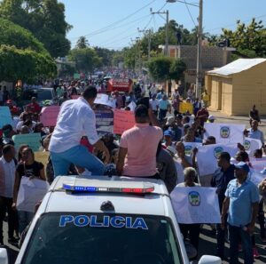 Habitantes de provincias de la región Enriquillo marcha en apoyo al Fideicomiso Pro Pedernales 