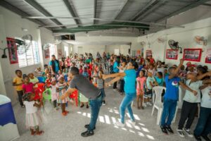 Fundación Porciones de Alegría y Edesur Dominicana entregan juguetes a más de 340 niños

