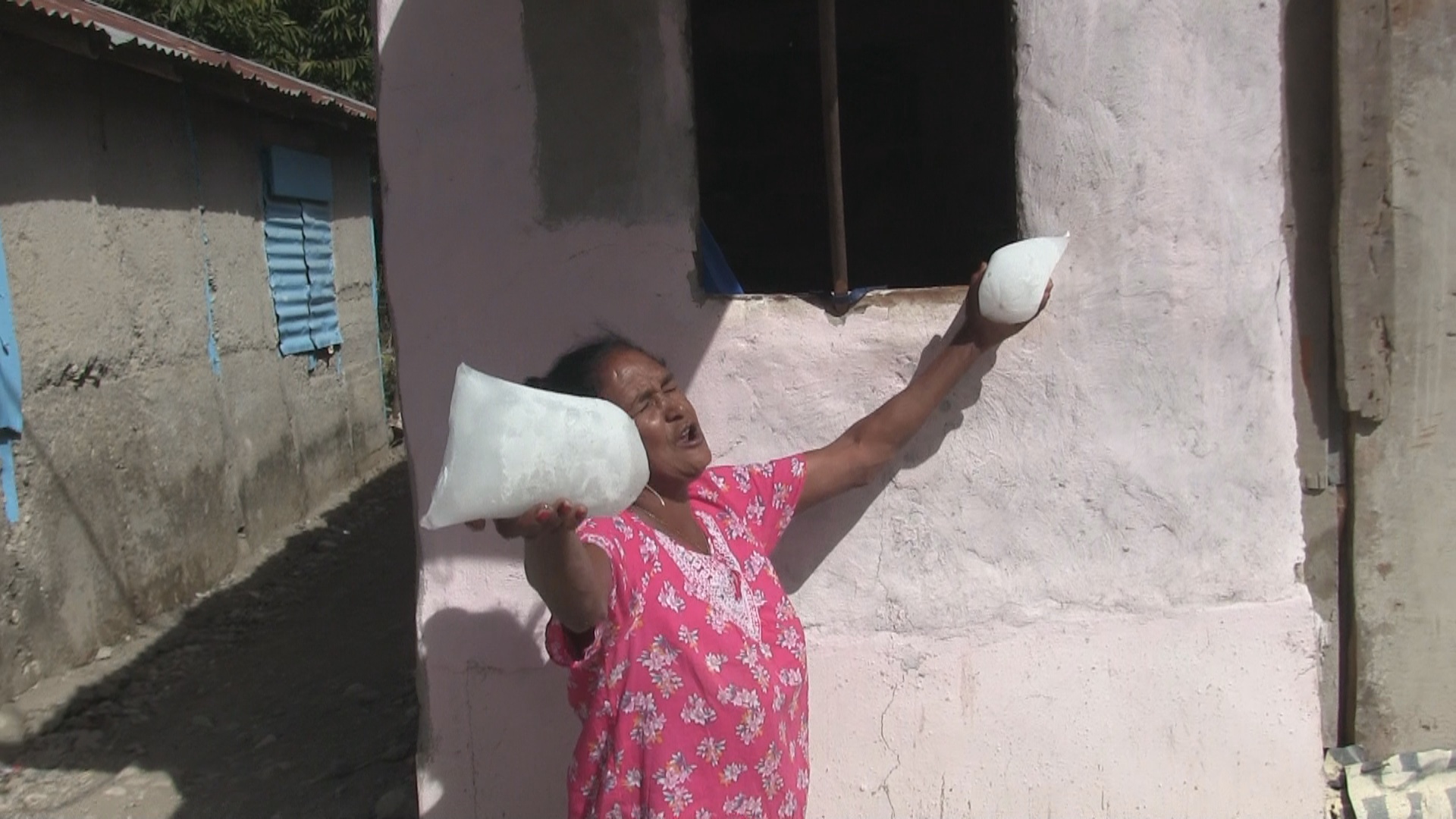 Mujer humilde de Azua había solicitado al presidente una nevera recibe enseres del hogar