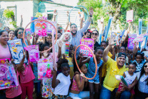Fundación Diosidencia (FUNDIOSIS) realiza ¨Regalando Sonrisas¨ entregando juguetes a niños de escasos recursos
