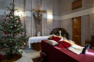 Primeras imágenes del cuerpo de Benedicto XVI en la capilla ardiente del Vaticano