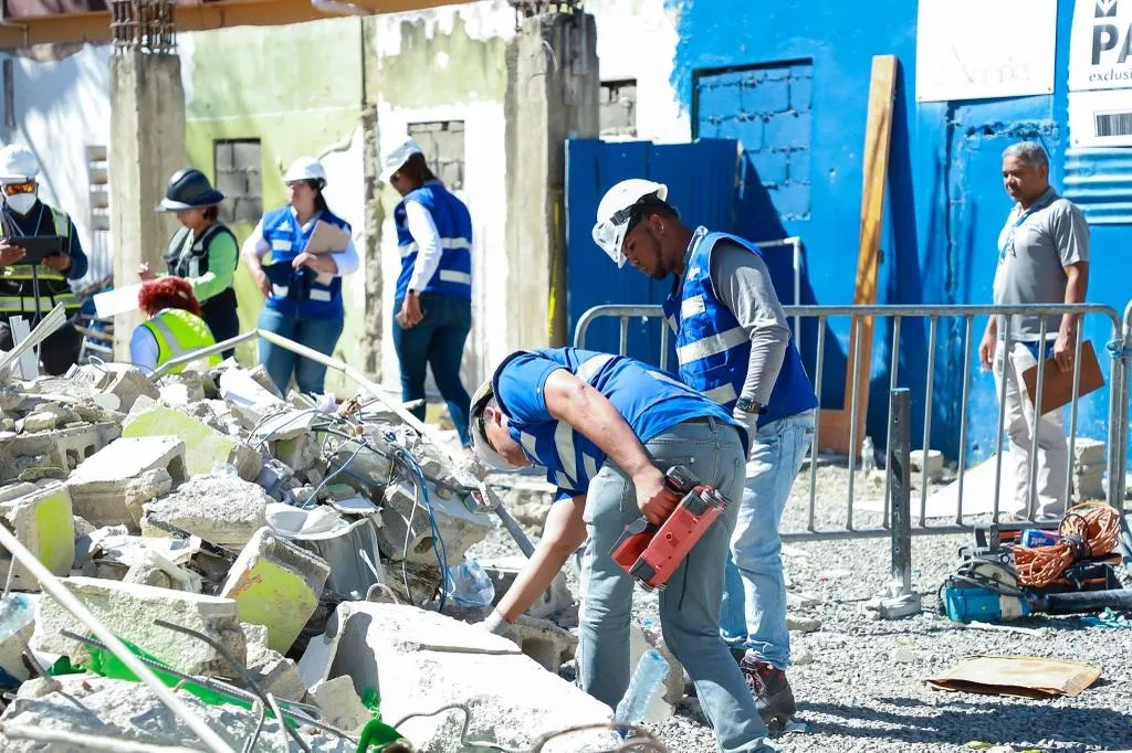 Avanzan trabajos de  retiros de escombros del edificio desplomado en La Vega