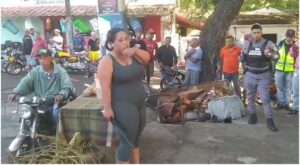 Vendedora de coco desafía a la Policía y frustra desalojo en Tamboril