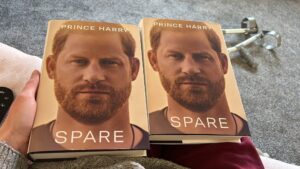 Spare, la biografía del príncipe Harry está en las librerías británicas