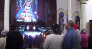 Con velones y peregrinación, rinden tributo a Virgen de la Altagracia en SJM