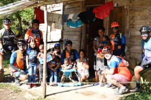 Club de ciclista Monteo101 y Bici Centro reparten juguetes en la comunidad el Higüero