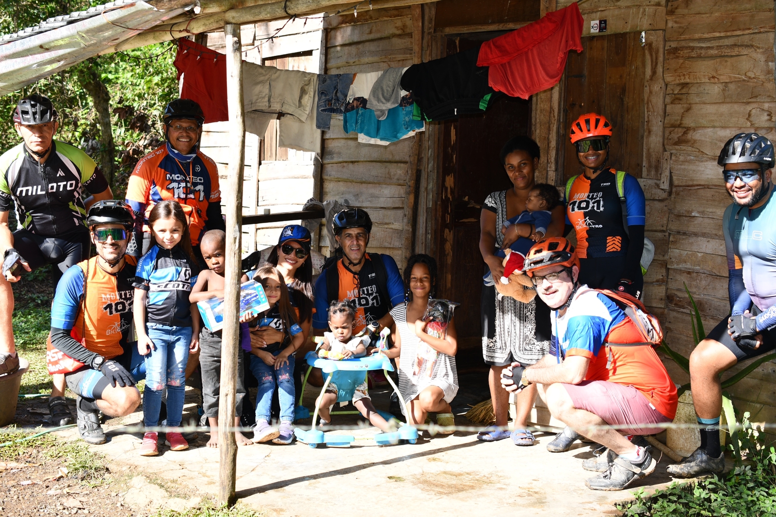 Club de ciclista Monteo101 y Bici Centro reparten juguetes en la comunidad el Higüero.