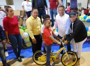 Aspirante alcalde del PRM Carlos Ortiz realiza entrega de juguetes a miles de niños de Santo Domingo Norte