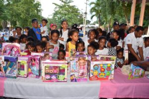 Mérido Torres entrega juguetes a niños de Santo Domingo Este en ocasión del Día de Reyes