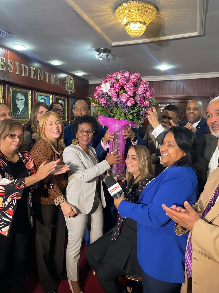 Bloque PLD recibe con flores a diputada Fiordaliza Peguero
