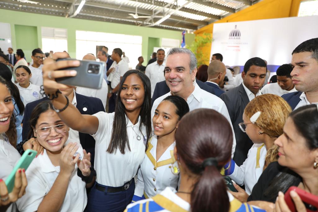 Con inversión superior a los 195 millones de pesos Presidente Abinader Inaugura dos nuevos centros educativos