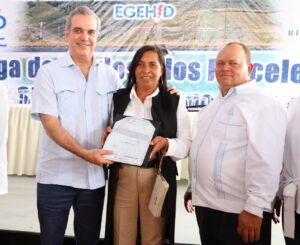 Presidente Abinader entrega 150 títulos de un total de 238 en Vallejuelo, San Juan