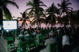 Habitantes de Isla Saona disfrutan por primera vez de la proyección al aire libre de dos películas gracias a la energía limpia