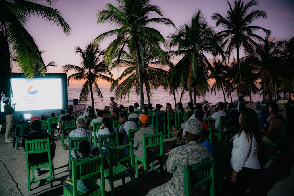 Habitantes de Isla Saona disfrutan por primera vez de la proyección al aire libre de dos películas gracias a la energía limpia