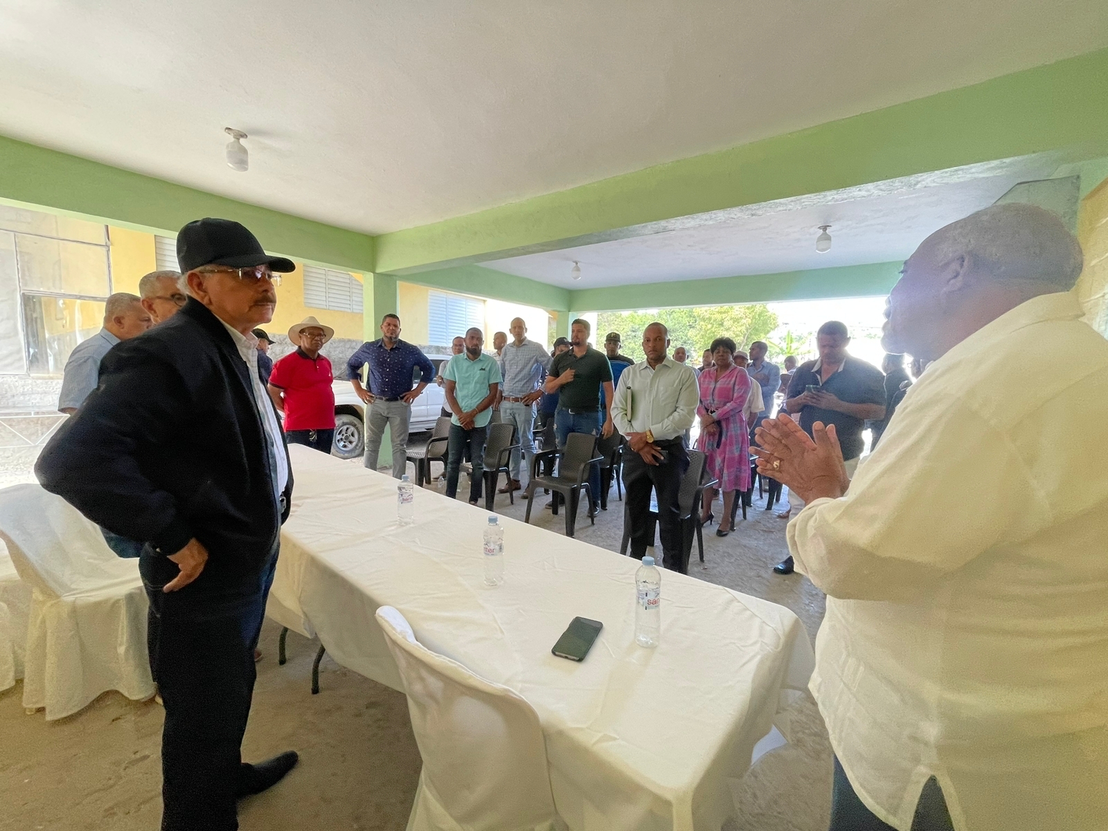 Danilo comparte con productores de café y aguacate en San Cristóbal