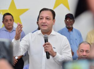 “El Gobierno dice que le rinde el dinero mientras las familias dominicanas pierden calidad de vida”, afirma Abel Martínez