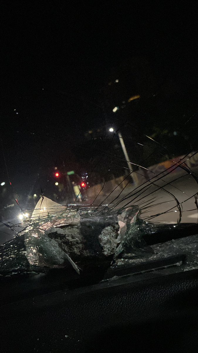 Imagen difundida por la conductora sobre el impacto del peñón en el vidrio delantero del vehículo.