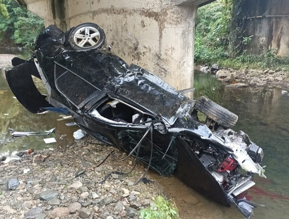 Hombre cae al vacío con su vehículo de puente en Villa Altagracia