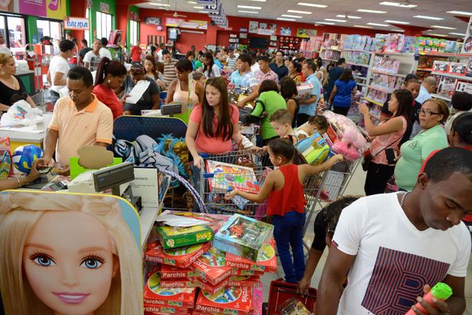 Población dominicana mantiene tradición de regalar juguetes el Día de los Reyes Magos