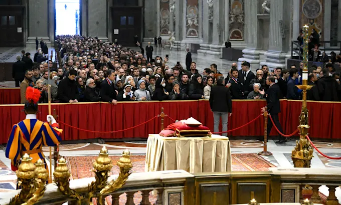 Cerca de 50.000 personas asistieron al funeral de Benedicto XVI