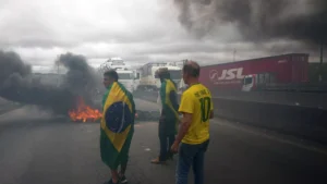 Bolsonaristas queman neumáticos y bloquean importante avenida en Sao Paulo