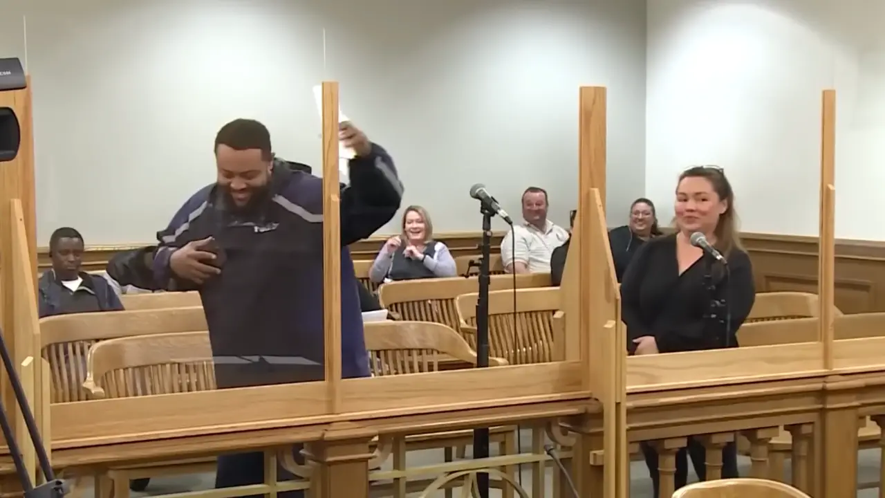 Juez rebaja multa a un dominicano por bailarle bachata en la corte