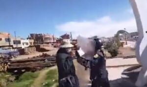 Policía peruana agrede a dos periodistas que cubrían protestas