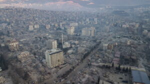 Culpan de tragedia de sismos en Turquía a violación de norma de edificación