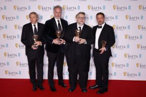 El director Guillermo del Toro (tercero desde la izquierda) posa junto a Mark Gustafson, Gary Ungar y Alex Bulkley con el premio Bafta a la mejor película animada otorgado a su filme 