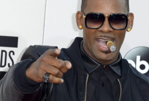 El cantante R. Kelly es sentenciado a 20 años de cárcel por abuso de menores