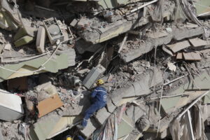 Los muertos en Turquía por los terremotos ascienden a casi 21 mil