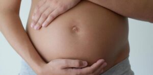 Mujer queda embarazada por inseminación de su marido fallecido en 2019 
