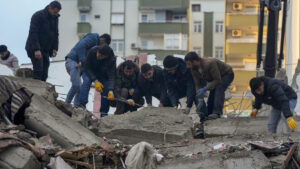 Decenas Atletas turcos permanecen bajo escombros