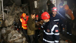 Rescatan niño turco de 3 años que permaneció entre escombros 